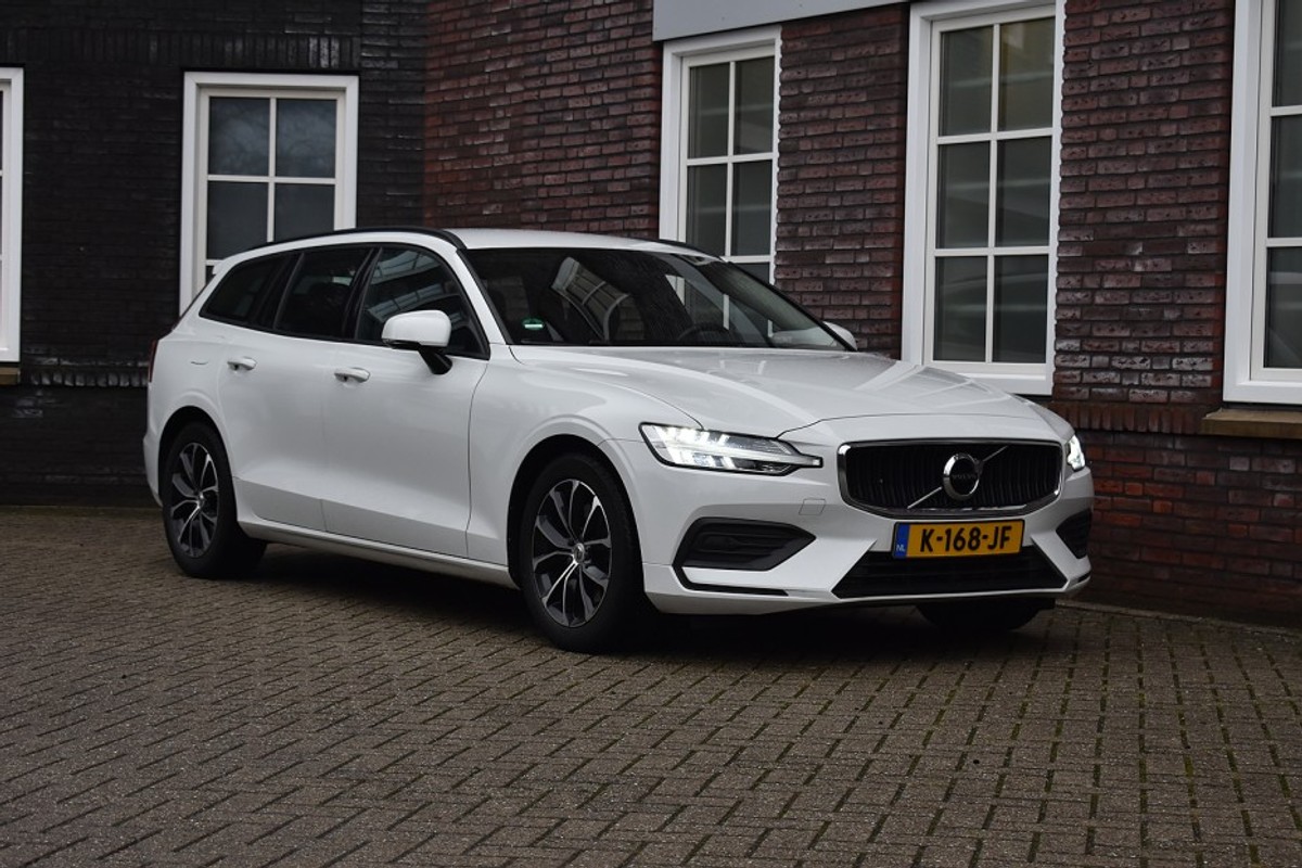 Volvo-V60-2.0 B3 Momentum - leer - stuur + stoelverwarming Wij zijn op afspraak geopend! Graag bellen voor uw komst. | Lease One en Lenen op Maat maken het mogelijk!