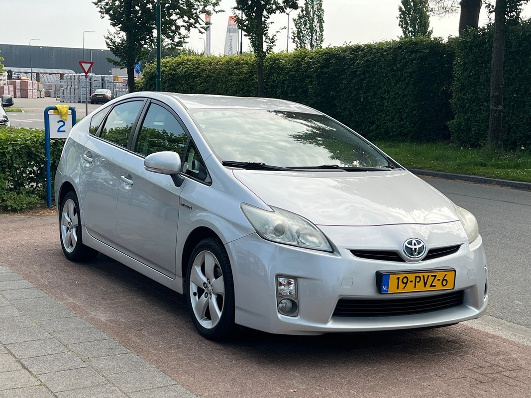 Toyota-Prius-1.8 Aspiration *Dlr. Onderhouden|Trekhaak | Lease One en Lenen op Maat maken het mogelijk!