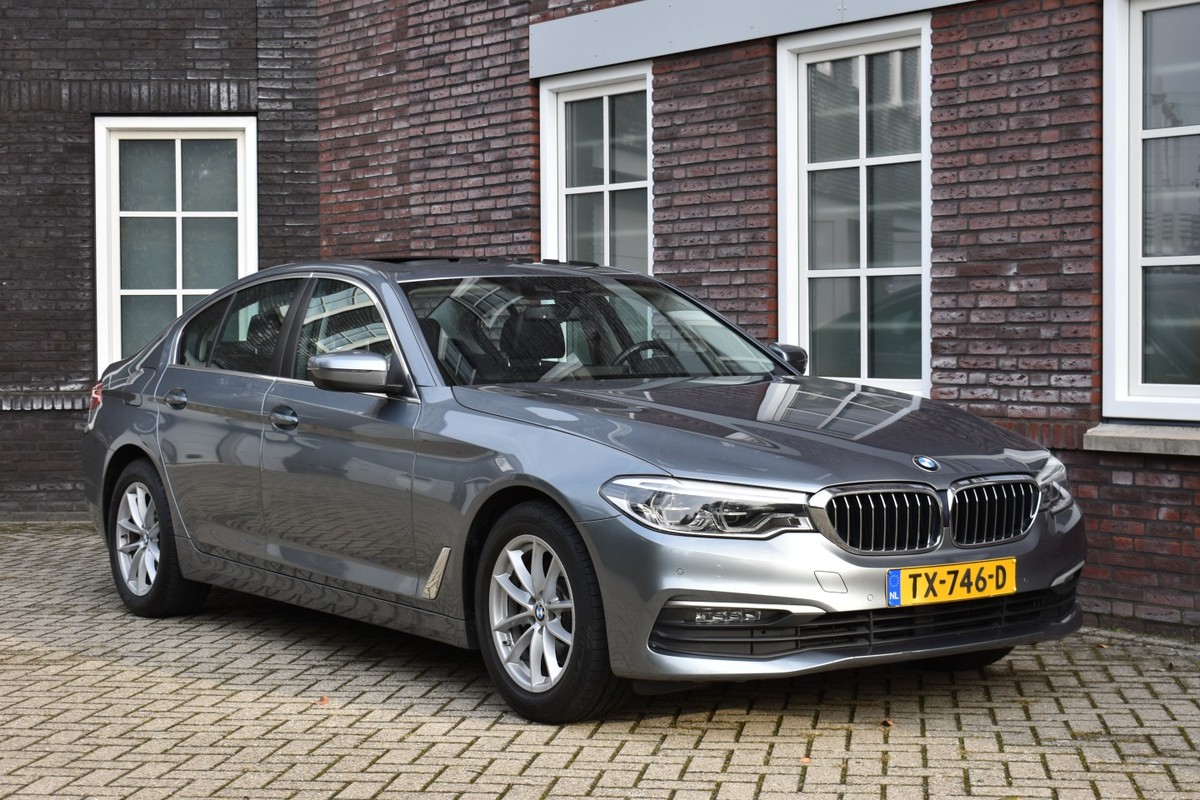 BMW-5 Serie-520 Schuifdak/Comfortstoelen Electr verstelbaar/ leder/Stoelverwarming Wij zijn op afspraak geopend! Graag bellen voor uw komst. | Lease One en Lenen op Maat maken het mogelijk!