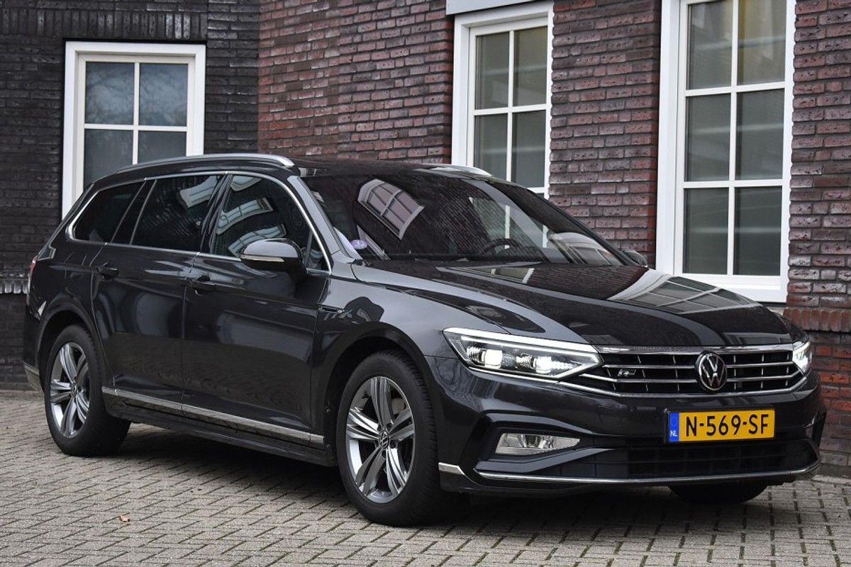 Volkswagen-Passat-Variant 1.5 TSI R-Line/Panoramadak Wij zijn op afspraak geopend! Graag bellen voor uw komst. | Lease One en Lenen op Maat maken het mogelijk!
