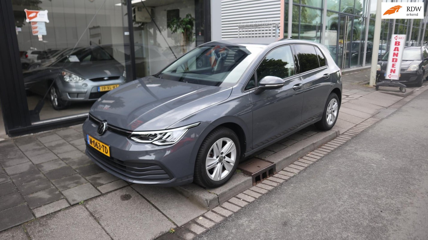 Volkswagen-Golf-1.0 eTSI Life | Lease One en Lenen op Maat maken het mogelijk!