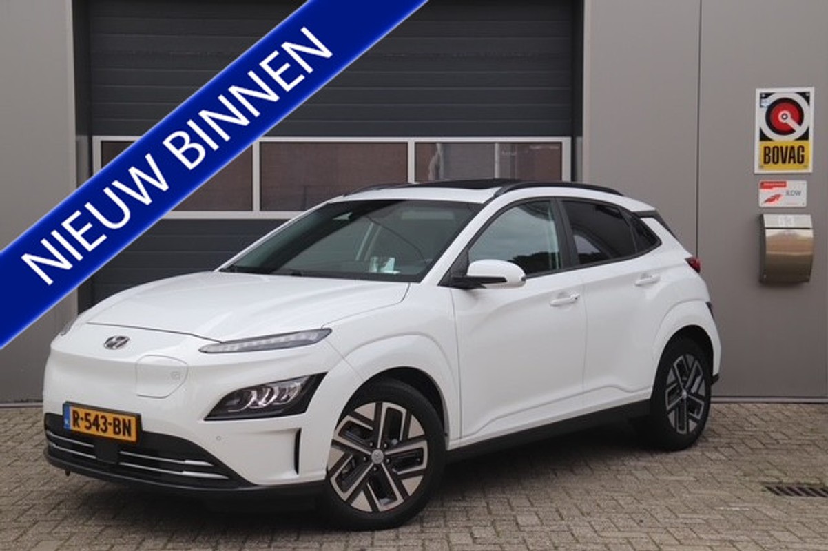 Hyundai-Kona-EV Premium Sky 64 kWh, Schuifdak, Stoelverwarming/Verkoeling, Stuurverwarmd, Carplay, Camera, Navi, SOH 98,3% | Lease One en Lenen op Maat maken het mogelijk!