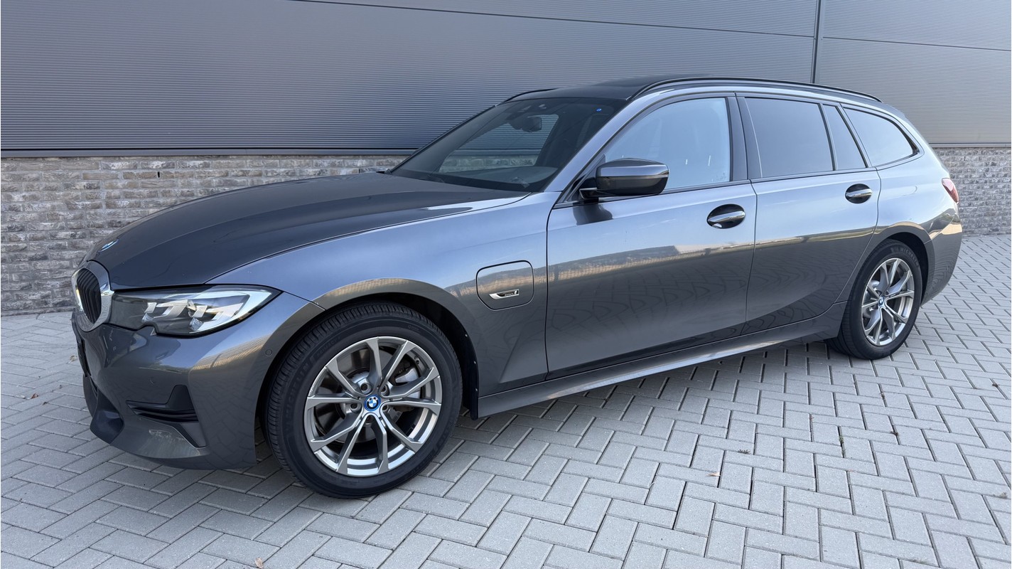 BMW-3 Serie-Touring 320e High Executive PHEV | Lease One en Lenen op Maat maken het mogelijk!