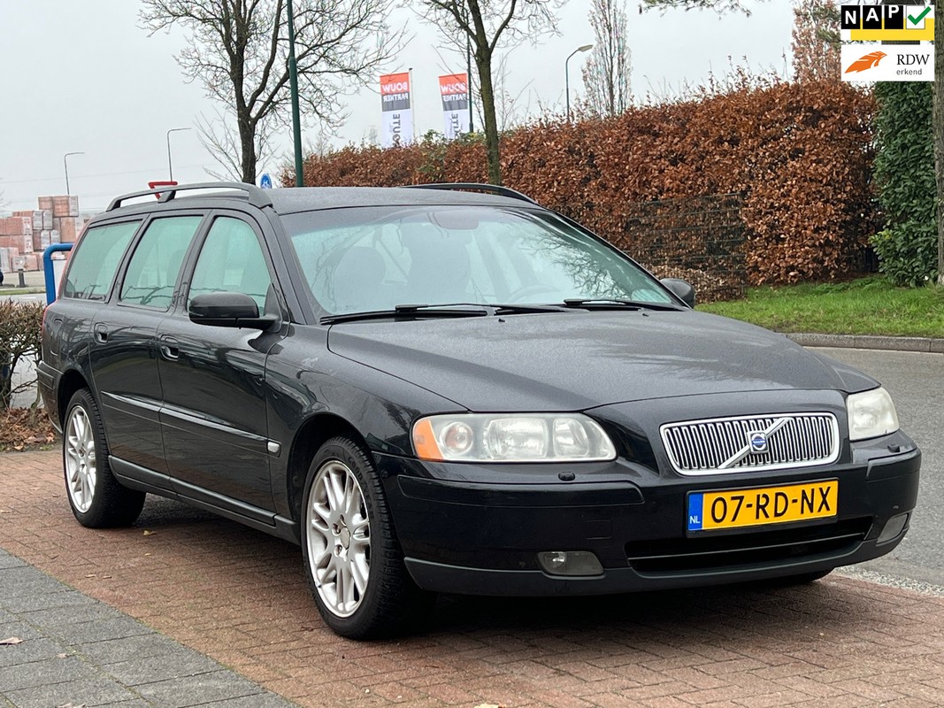 Volvo-V70-2.4 Momentum * 7PERSOONS! | Lease One en Lenen op Maat maken het mogelijk!