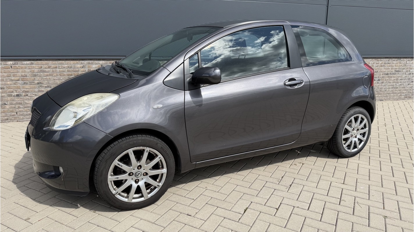 Toyota-Yaris-1.3 VVTi Sol MMT | Lease One en Lenen op Maat maken het mogelijk!