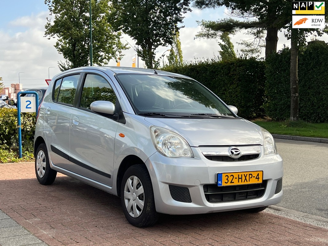 Daihatsu-Cuore-1.0 Premium **Airco/ N.A.P KM | Lease One en Lenen op Maat maken het mogelijk!