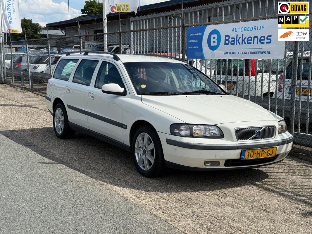 Volvo-V70-2.4 | Airco | Cruise | Trekhaak | Lease One en Lenen op Maat maken het mogelijk!