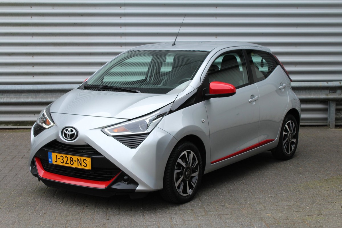 Toyota-Aygo-1.0 VVT-i 72pk x-play AUTOMAAT LMV NL-Auto NAP | Lease One en Lenen op Maat maken het mogelijk!