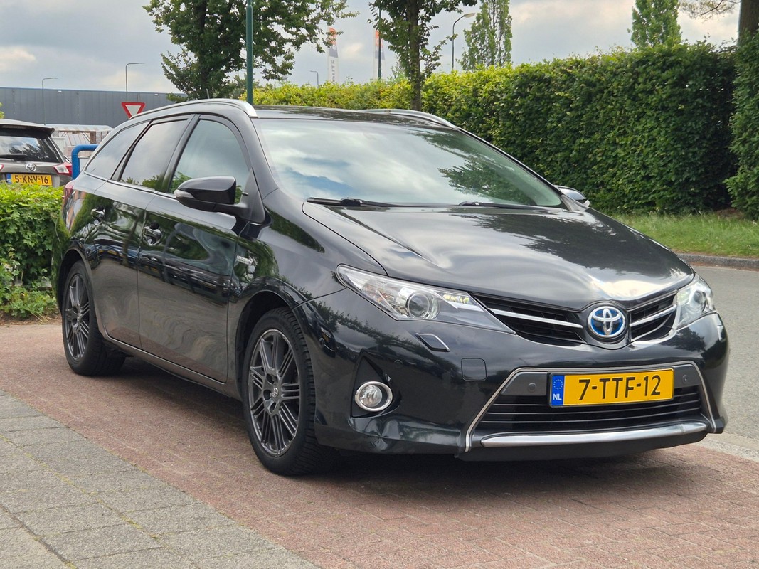 Toyota-Auris-Touring Sports 1.8 Hybrid Lease+ | Panoramadak | Lease One en Lenen op Maat maken het mogelijk!