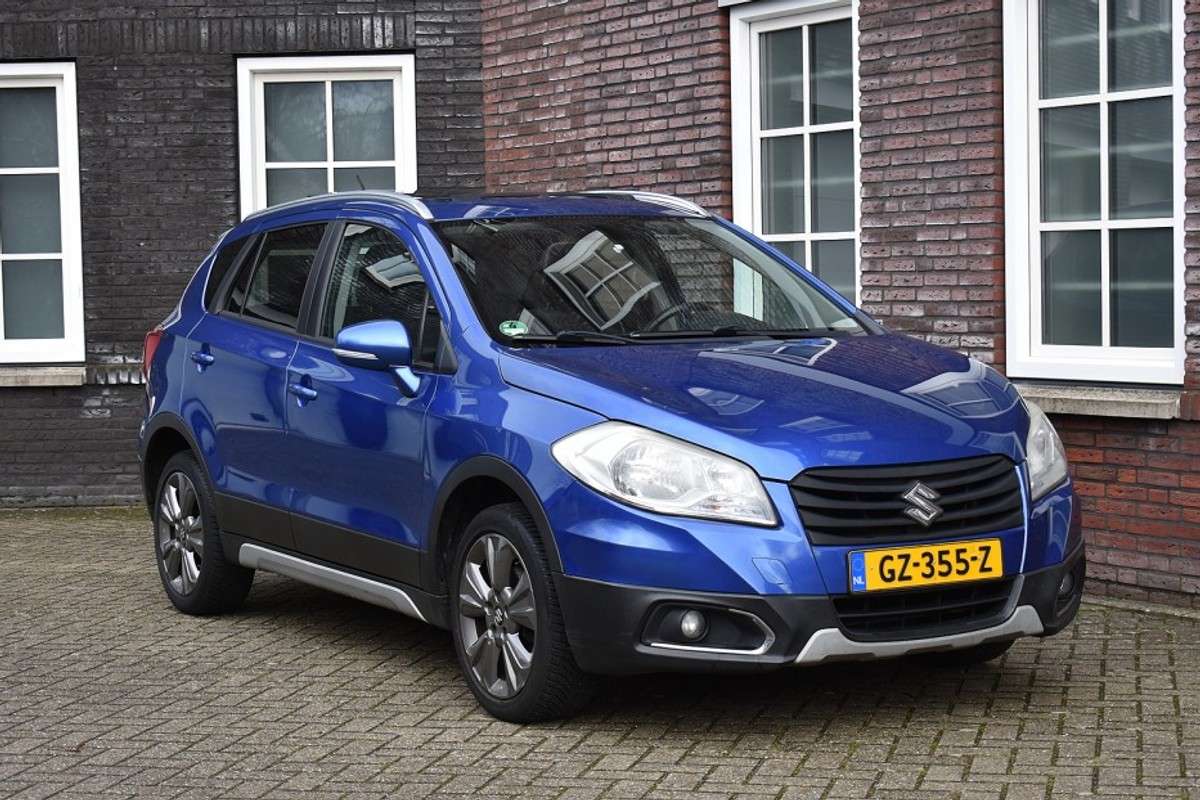 Suzuki-SX4-1.6 Exclusive AllGrip Automaat/4WD/Pano Wij zijn op afspraak geopend! Graag bellen voor uw komst. | Lease One en Lenen op Maat maken het mogelijk!