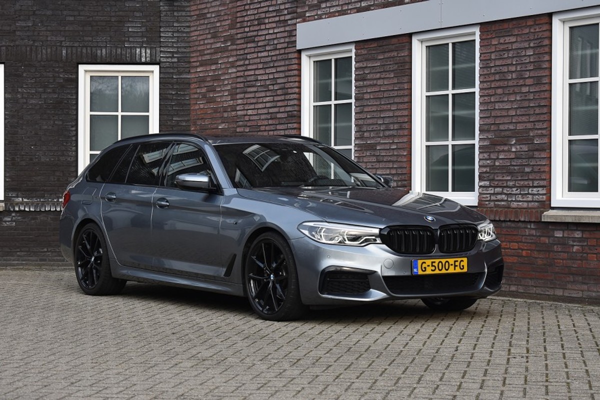 BMW-5 Serie-520 Touring High M Sport /Panodak / tm 2027 service inclusief Wij zijn op afspraak geopend! Graag bellen voor uw komst. | Lease One en Lenen op Maat maken het mogelijk!