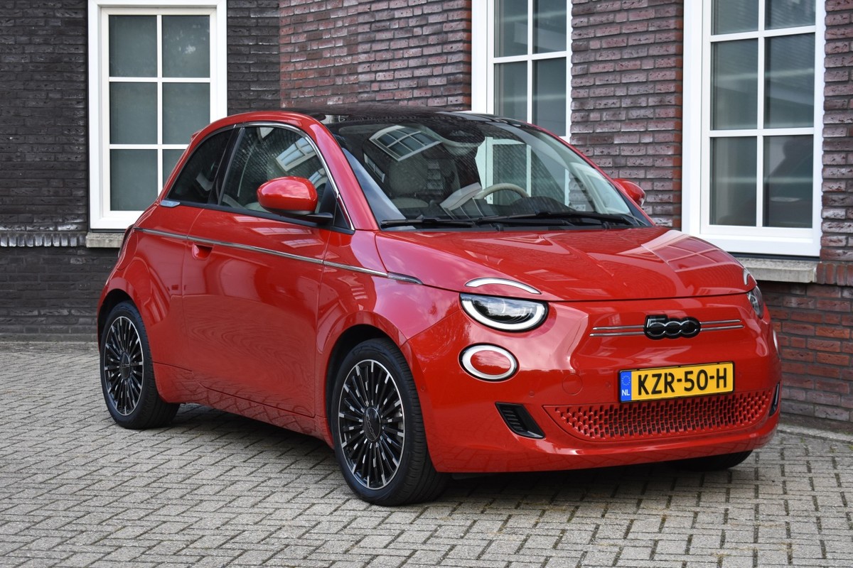 Fiat-500e-42KWh La Prima/ SOH 95%/Panoramadak/Leer/Verwarmde stoelen/Apple car play/JBL Speakers Wij zijn op afspraak geopend! Graag bellen voor uw komst. | Lease One en Lenen op Maat maken het mogelijk!