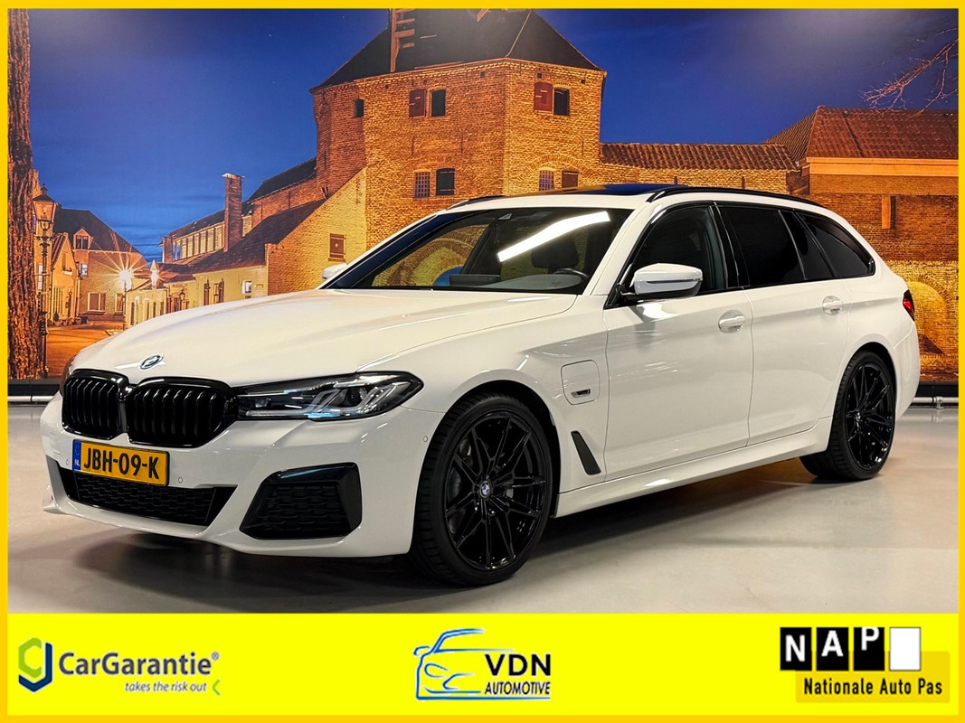 BMW-5 Serie-Touring 530e M-Sport Aut Panoramadak Camera SOH 89% | Lease One en Lenen op Maat maken het mogelijk!