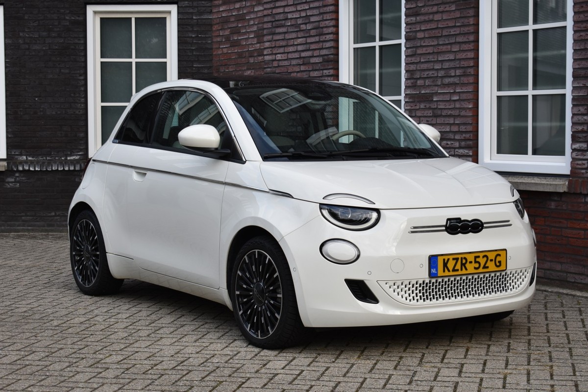 Fiat-500e-42KWh La Prima 3+1 /95,8% SOH/ Panoramadak/Leer/Active cruise control/Stoelverwarming/JBL Speakers/17