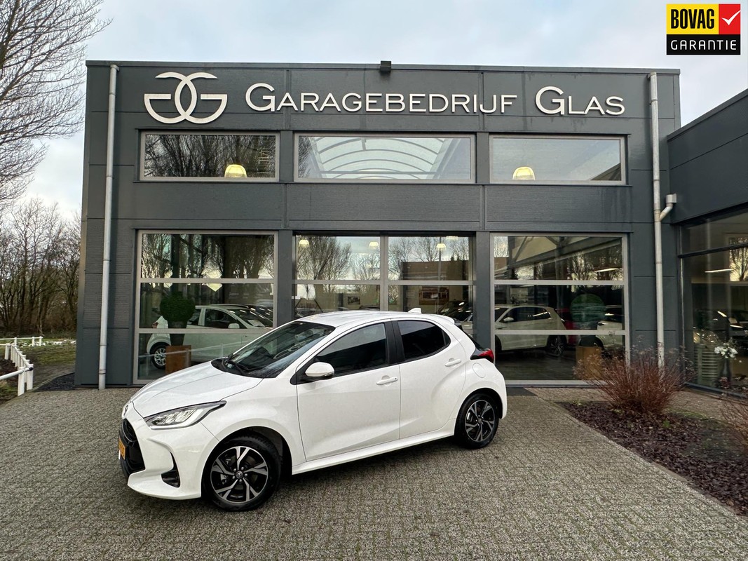 Toyota-Yaris-1.5 Hybrid 115 First Edition 13000km!!! nl-auto | Lease One en Lenen op Maat maken het mogelijk!