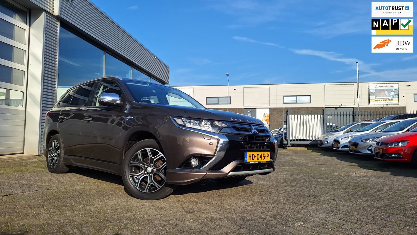 Mitsubishi-Outlander-2.0 PHEV Instyle+/Schuifdak/Camera*Nav/Trekhaak*Pdc V/A/Enz | Lease One en Lenen op Maat maken het mogelijk!