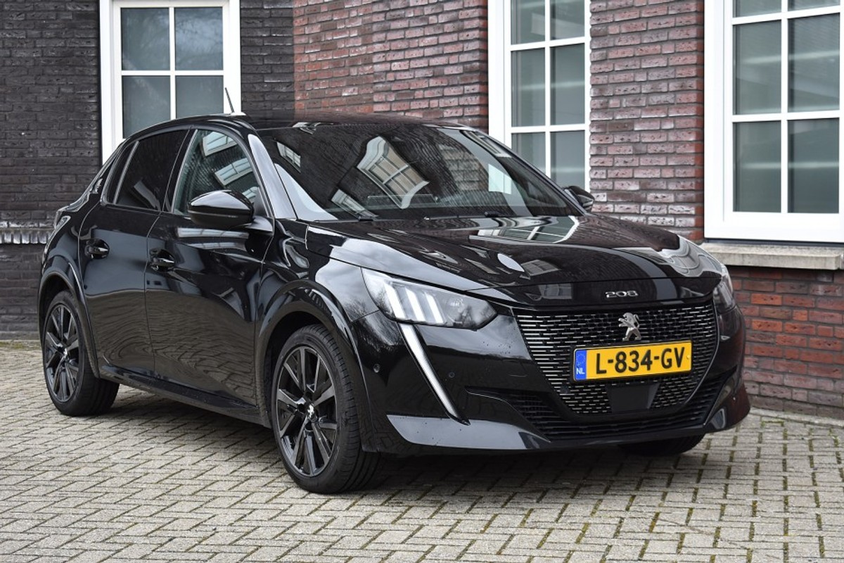 Peugeot-208-1.2 PureTech GT Pack - pano Wij zijn op afspraak geopend! Graag bellen voor uw komst. | Lease One en Lenen op Maat maken het mogelijk!
