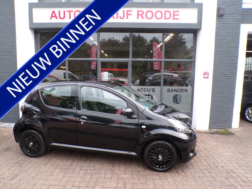 Toyota-Aygo-1.0-12V 5-Drs BL@CK EDITION | Lease One en Lenen op Maat maken het mogelijk! Toyota-Aygo-1.0-12V 5-Drs BL@CK EDITION | Lease One en Lenen op Maat maken het mogelijk!