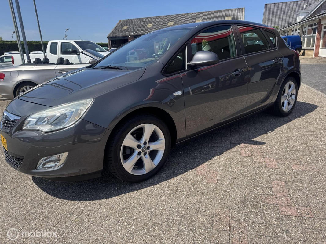 Opel-Astra-1.6 Cosmo | Lease One en Lenen op Maat maken het mogelijk! Opel-Astra-1.6 Cosmo | Lease One en Lenen op Maat maken het mogelijk!