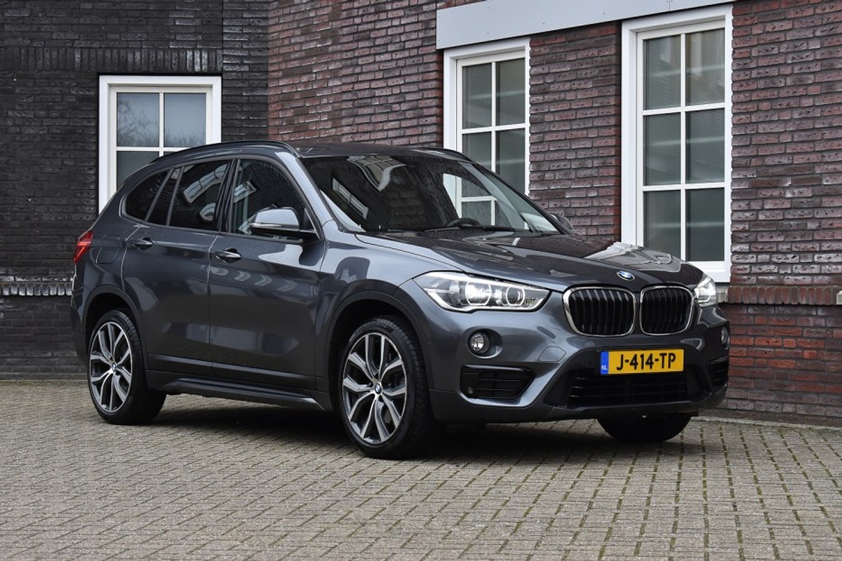 BMW-X1-xDrive20i Centennial High Executive Wij zijn op afspraak geopend! Graag bellen voor uw komst. | Lease One en Lenen op Maat maken het mogelijk!